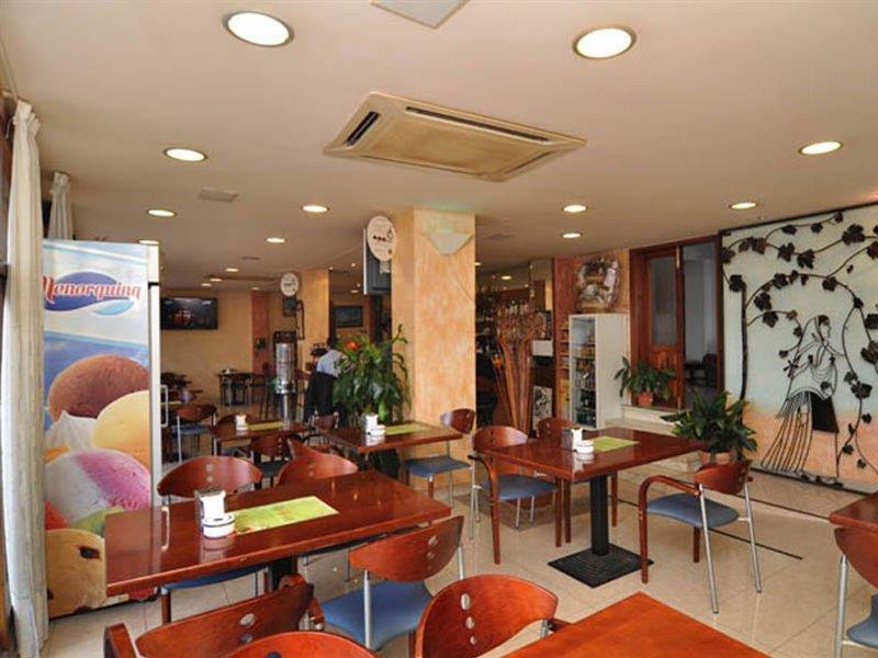 Hostal Y Apartamentos Santa Eulalia Santa Eularia des Riu Exterior photo